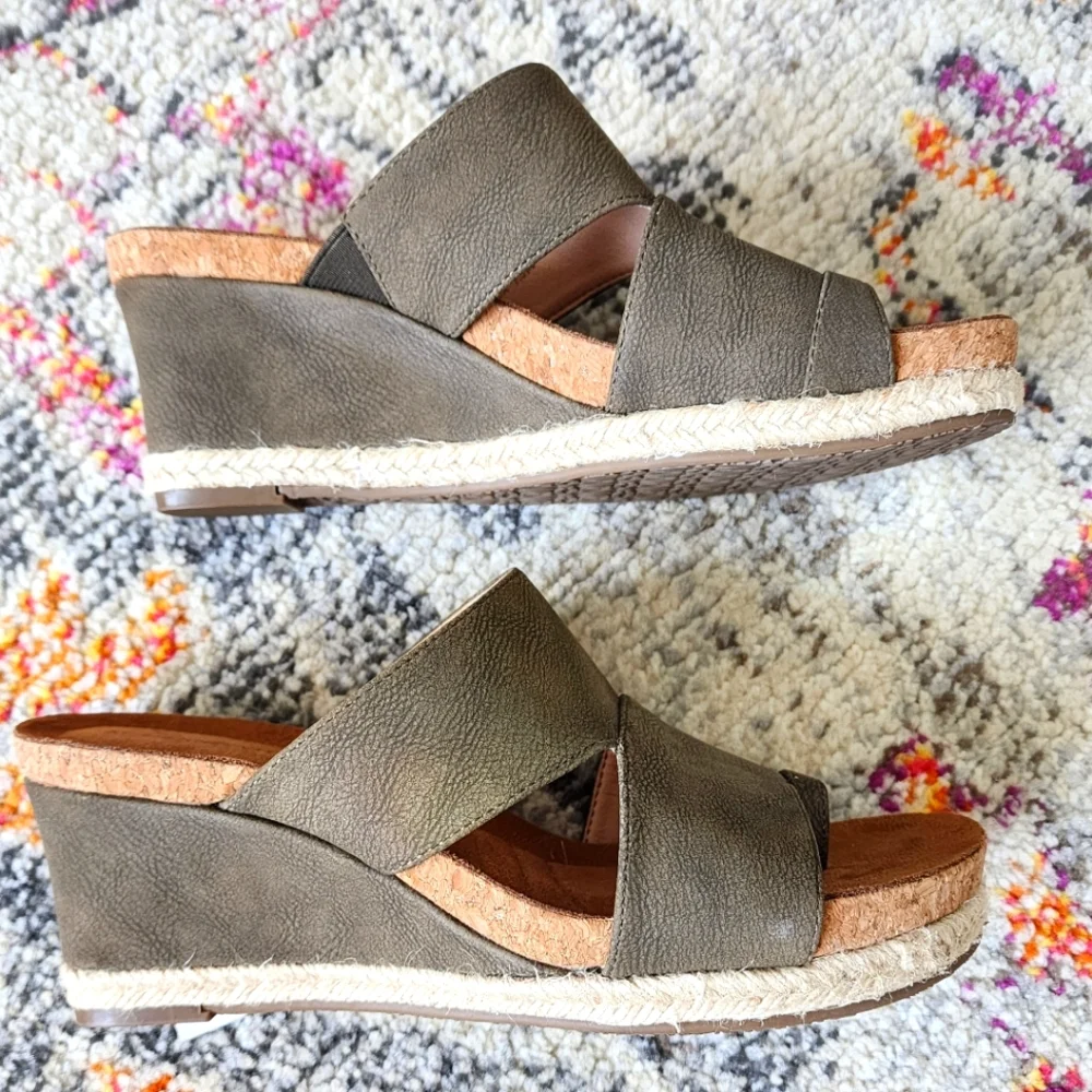 Adrienne Vittadini Tilly Wedge Sandals - Picture 1 of 4